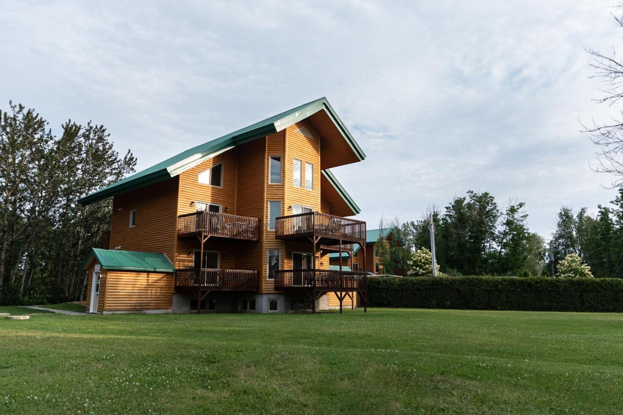 צ'מבורד Chalets Et Spa Lac Saint-Jean מראה חיצוני תמונה