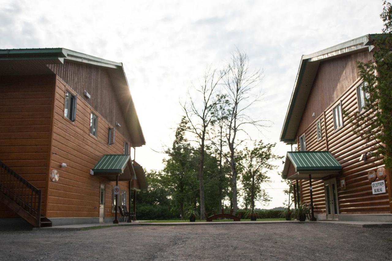 צ'מבורד Chalets Et Spa Lac Saint-Jean מראה חיצוני תמונה