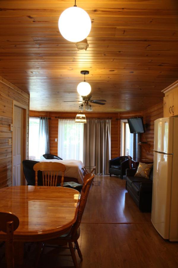 צ'מבורד Chalets Et Spa Lac Saint-Jean מראה חיצוני תמונה