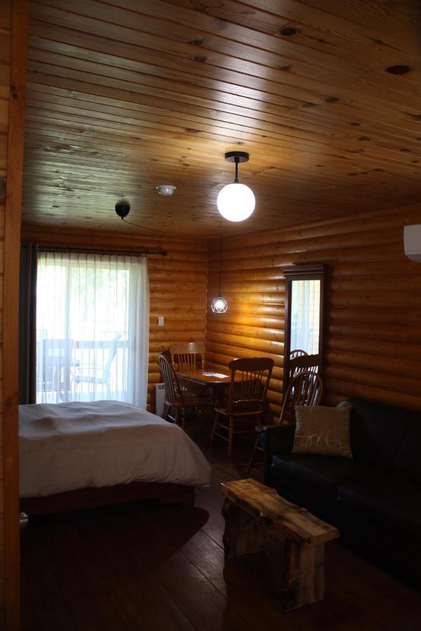 צ'מבורד Chalets Et Spa Lac Saint-Jean מראה חיצוני תמונה