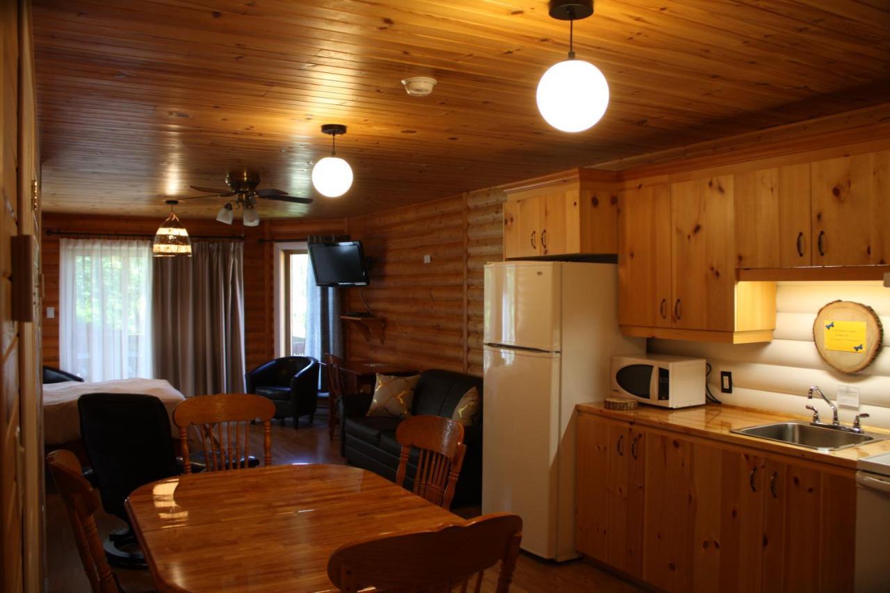 צ'מבורד Chalets Et Spa Lac Saint-Jean מראה חיצוני תמונה
