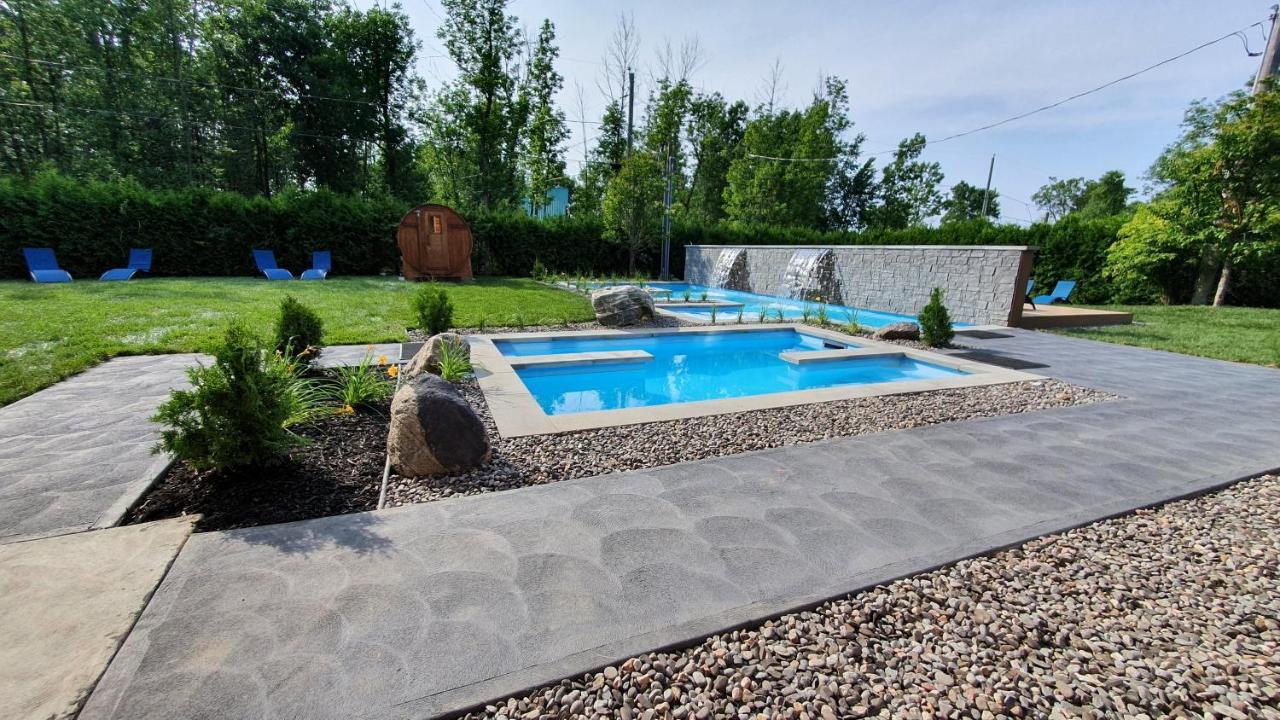 צ'מבורד Chalets Et Spa Lac Saint-Jean מראה חיצוני תמונה