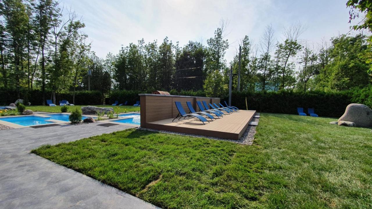 צ'מבורד Chalets Et Spa Lac Saint-Jean מראה חיצוני תמונה